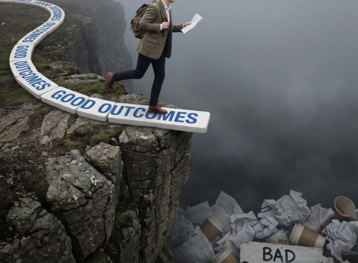 한 사람이 '좋은 결과'라고 적힌 도미노 길을 자신 있게 밟고 있지만, 그 길은 실제로 '나쁜